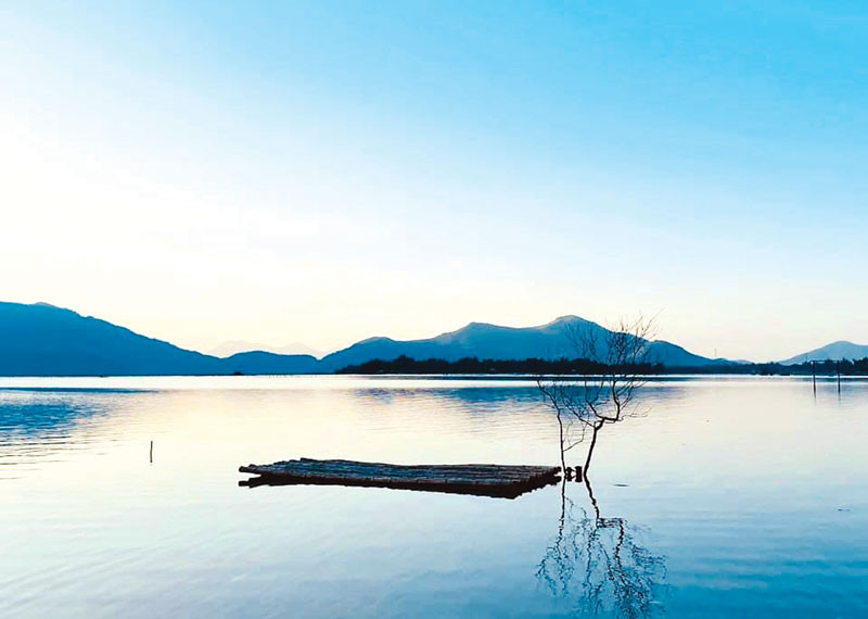 Mặt nước sông hồ trong veo, phản chiếu cảnh vật xung quanh một cách chân thực và &quot;chill&quot;