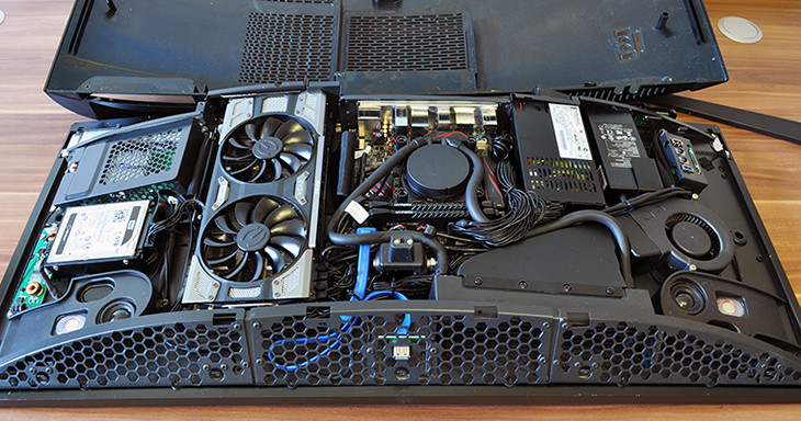 Mặt sau tối giản của máy tính All-in-One, thể hiện thiết kế nhỏ gọn