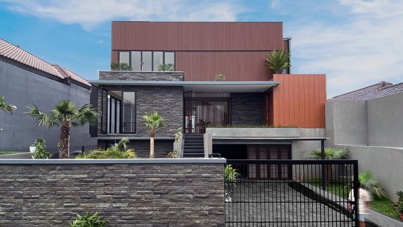 Mặt tiền ngôi nhà phong cách tối giản với cửa kính lớn