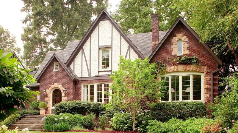 Mặt tiền nhà Bắc Âu với cửa sổ lớn và ban công