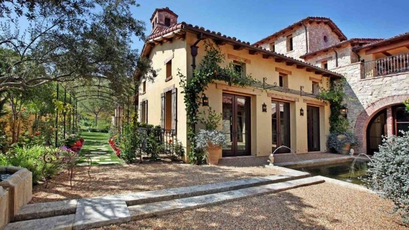 Mặt tiền nhà phong cách Địa Trung Hải với tông màu vàng nhạt