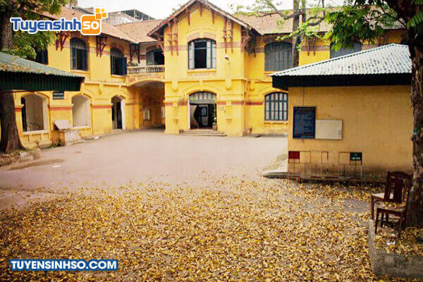 Mặt tiền tòa nhà chính của Trường Đại học Dược Hà Nội