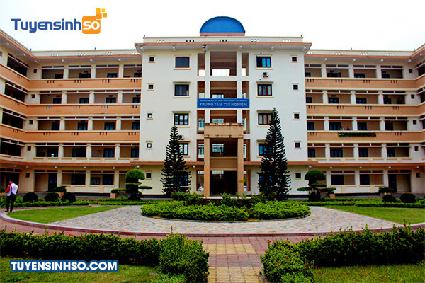 Mặt tiền tòa nhà chính Đại học Kỹ thuật Công nghiệp, thể hiện kiến trúc hiện đại