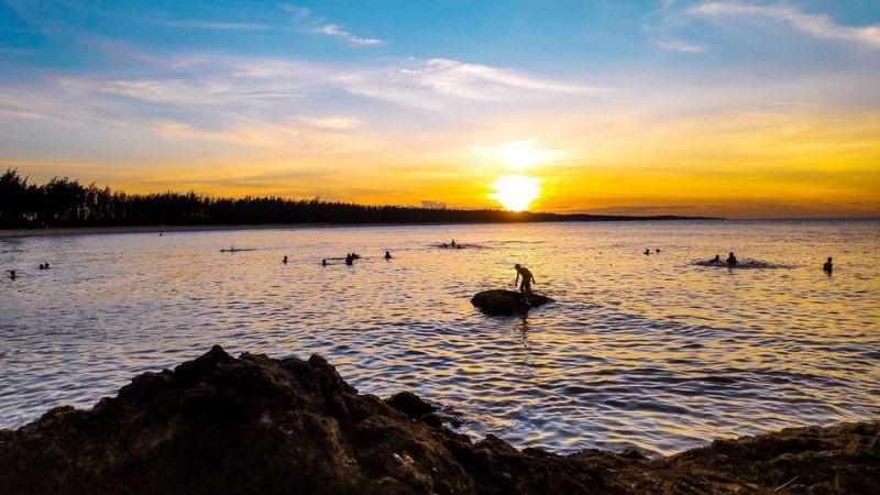 Mặt trời lặn dần xuống biển, tạo nên cảnh biển đẹp cuối ngày