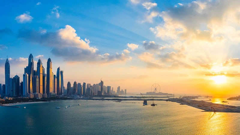 Mặt trời mọc sau những tòa nhà cao tầng trong thành phố