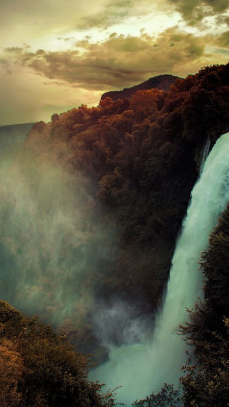 Mặt trời mọc tạo vệt sáng dài trên đỉnh núi trong ánh bình minh