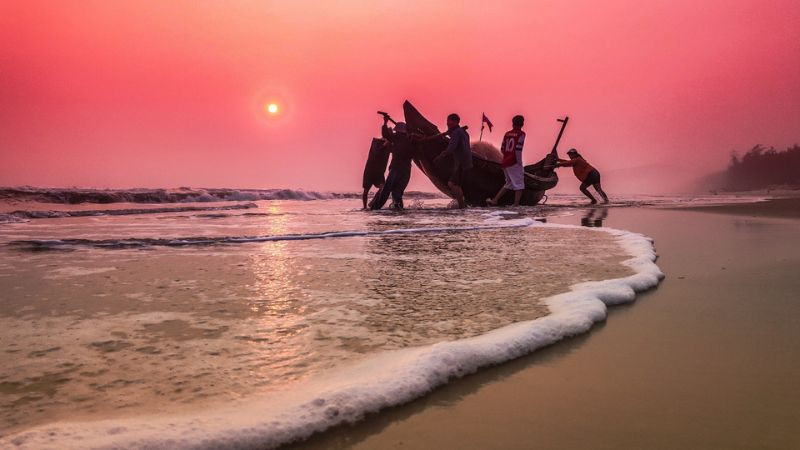 Mặt trời mọc trên đường chân trời biển, tạo nên ảnh biển đẹp lúc bình minh