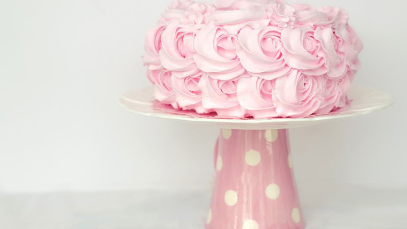 Mẫu bánh sinh nhật hoa hồng kem nhiều tầng độc đáo