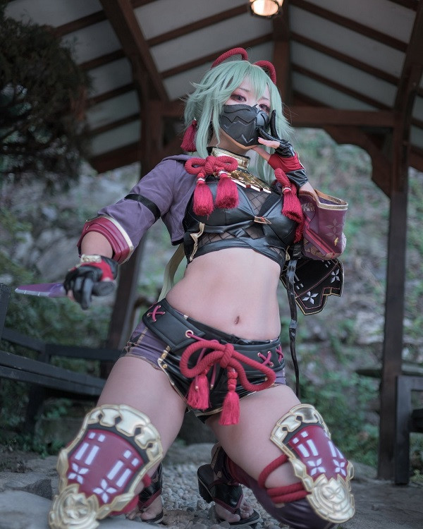 Màu tóc và màu mắt nổi bật của cosplay Kuki Shinobu giữa background tối