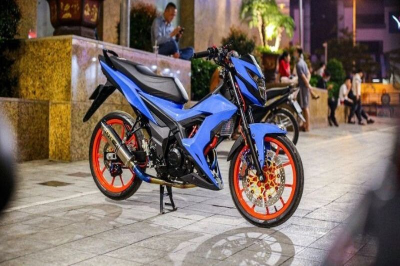 Mẫu xe độ màu xanh lá cây nổi bật trên đường phố