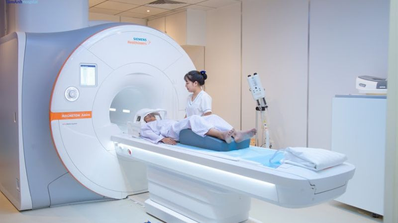 Máy chụp cộng hưởng từ (MRI) ứng dụng từ trường mạnh để tạo ảnh y học chi tiết.