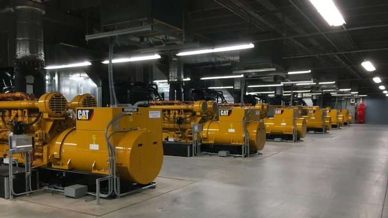 Máy phát điện sử dụng nguyên lý cảm ứng điện từ trong từ trường để tạo ra điện.