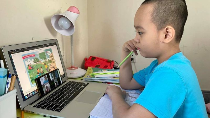 Máy tính bảng hiển thị ứng dụng học tập với hình ảnh liên quan