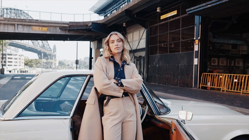 Máy tính hiển thị đa dạng ảnh chân dung, thể hiện sự phong phú của kho ảnh miễn phí