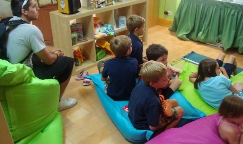 Meme vui về việc người bố mải mê chơi game khi được giao trông con