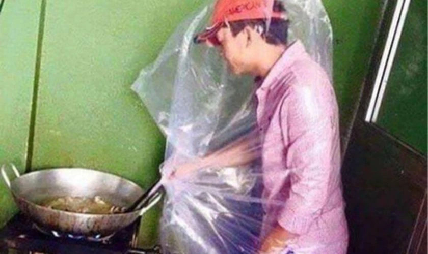 Meme vui về việc sử dụng túi nilon để che chắn tạm thời, tình huống thường gặp của đàn ông