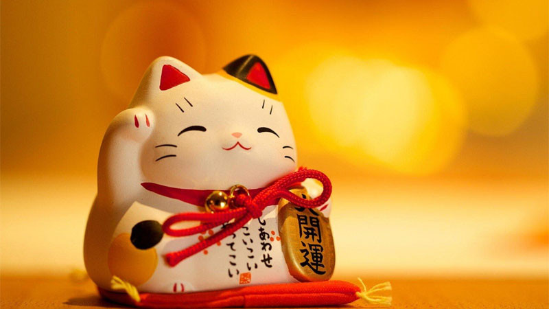 Mèo thần tài nhỏ nhắn đặt trên bàn học, vật phẩm cầu may cho sĩ tử