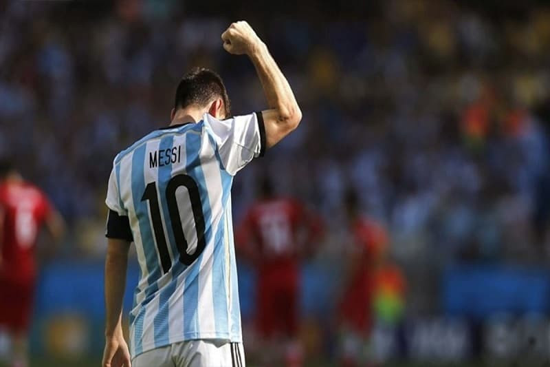 Messi trong tư thế chuẩn bị thực hiện một pha bóng qua ảnh 4K