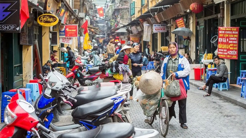 Mẹt hàng hoa quả của người bán hàng rong trên đường phố Hà Nội, thể hiện nét văn hóa ẩm thực đường phố.