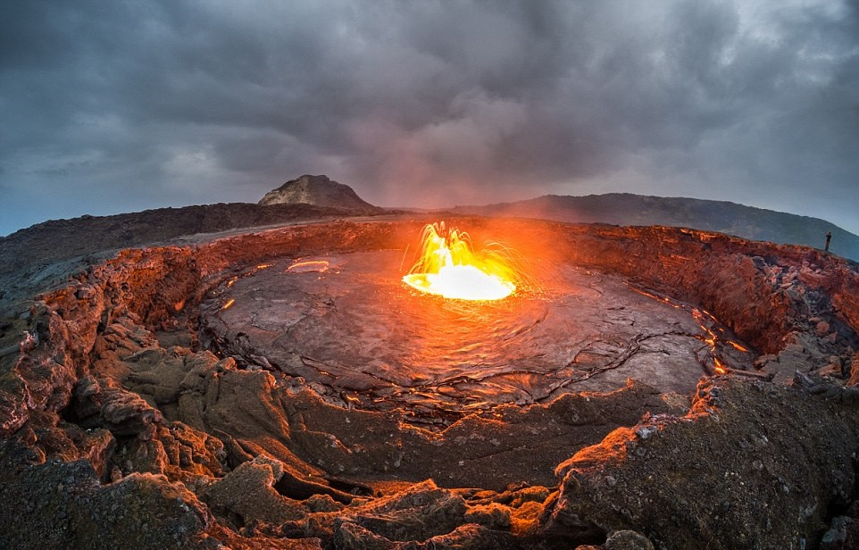 Miệng núi lửa đang hoạt động với dòng nham thạch rực đỏ