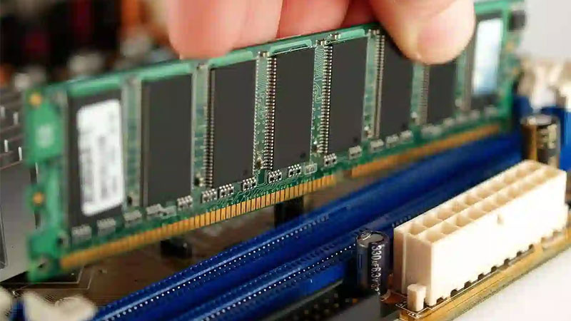 Minh họa bo mạch chủ máy tính với vị trí các thành phần bộ nhớ RAM và ROM