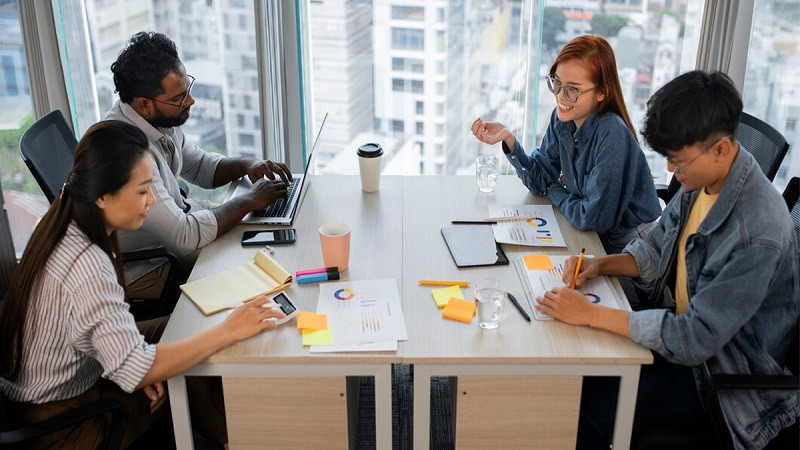 Minh họa các kỹ năng mềm thiết yếu như giao tiếp, lãnh đạo và giải quyết vấn đề cần có ở một PIC marketing.