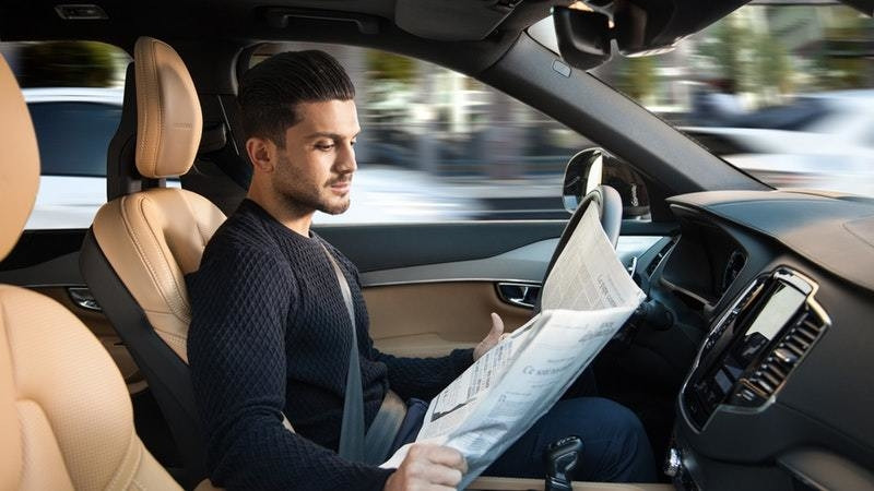 Minh họa chiếc ô tô đang chuyển động so với cảnh vật ven đường