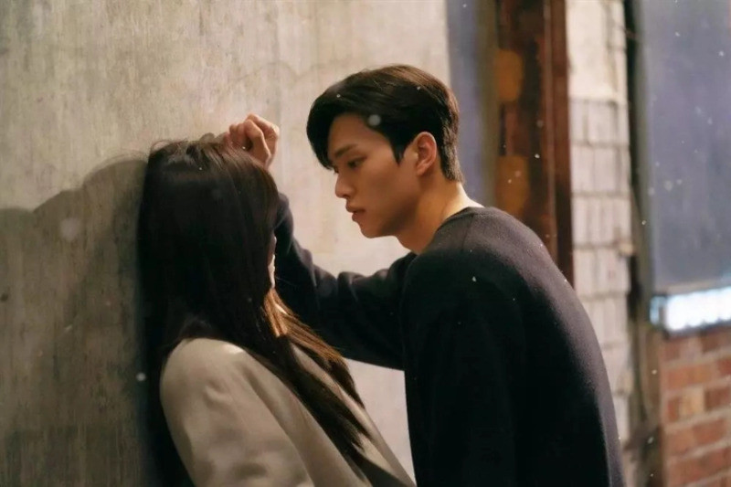 Minh họa hành động của một Trap Boy (ví dụ: nhắn tin với nhiều người)