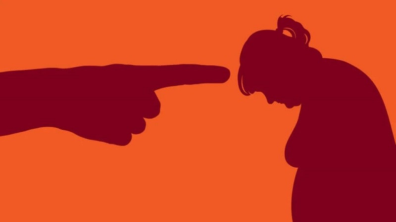 Minh họa hậu quả nghiêm trọng của miệt thị ngoại hình đối với sức khỏe tâm lý, dẫn đến căng thẳng, lo âu và trầm cảm.