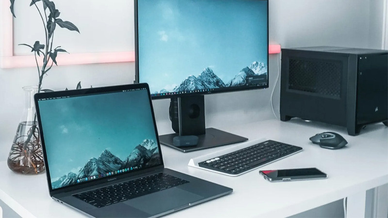 Minh họa khả năng xử lý dữ liệu chính xác và nhanh chóng của máy tính cá nhân trong công việc, đặc biệt là các tác vụ phân tích số liệu phức tạp