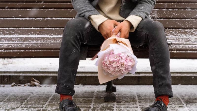 minh họa người đàn ông gật đầu đồng ý với mọi thứ từ người phụ nữ - dấu hiệu simp