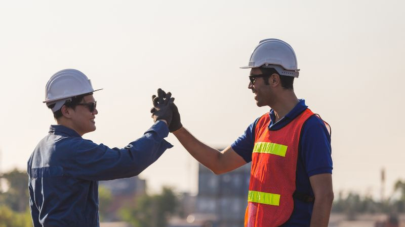 Minh họa sự ảnh hưởng của văn hóa Hip-Hop và truyền thông đại chúng trong việc định hình và phổ biến từ Homie trên toàn cầu.