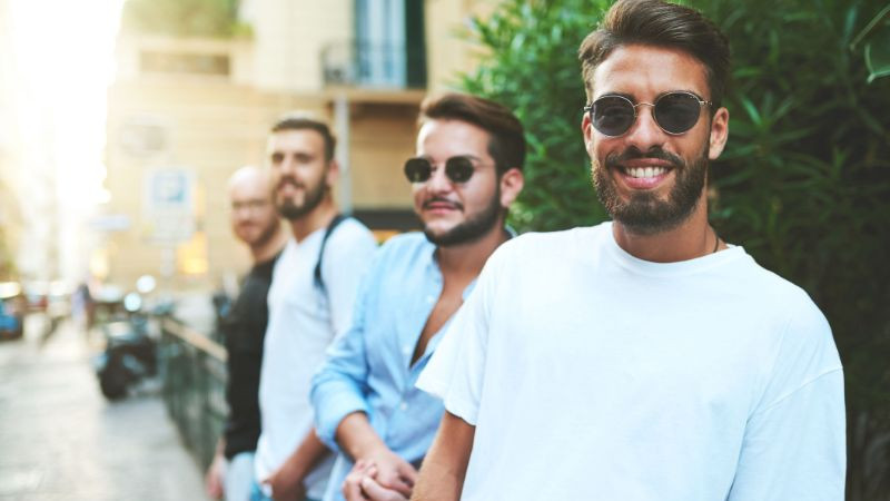 Minh họa sự đa dạng và mức độ gắn bó trong các mối quan hệ bạn bè thân thiết, vượt xa định nghĩa truyền thống của Homie.