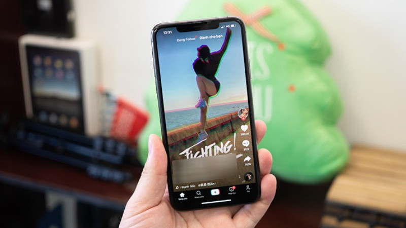 Minh họa vấn đề video TikTok chất lượng kém (mờ, nhòe, âm thanh tệ) dẫn đến việc bị flop.