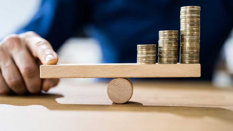 Minh họa việc sử dụng vốn (có thể là vốn vay margin) trong giao dịch chứng khoán, tiềm ẩn rủi ro khi dùng đòn bẩy cao