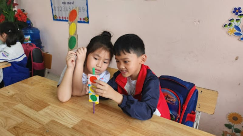 Mô hình đèn tín hiệu giao thông cho trẻ, sản phẩm STEM giáo dục an toàn