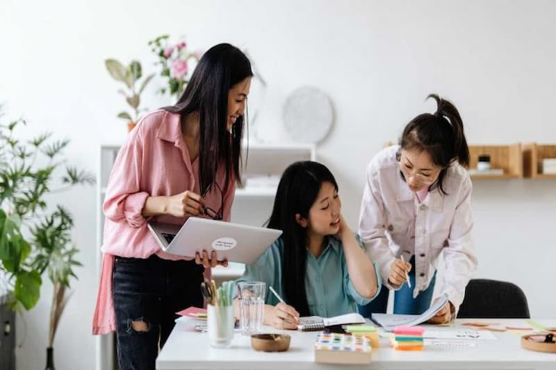 Mô hình Hybrid Working theo tính chất công việc hoặc vị trí