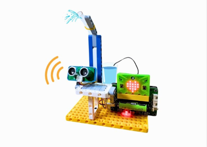 Mô hình máy rửa tay không chạm, một sản phẩm STEM tiểu học ứng dụng cảm biến