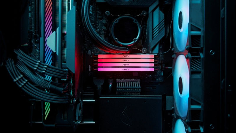 Module RAM DDR5 24GB và 16GB được cắm trên bo mạch chủ PC