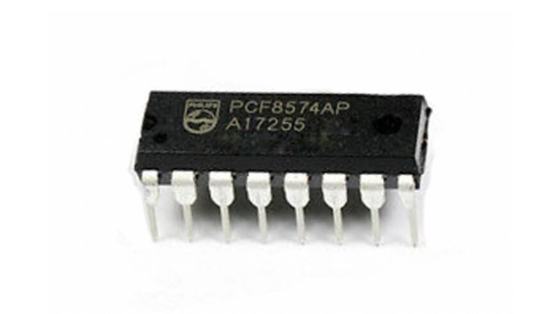 Một bảng mạch điện tử chứa nhiều chip IC và các linh kiện khác