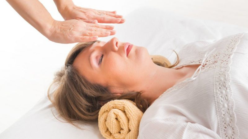 Một bát salad tươi ngon và trái cây, minh họa cho chế độ ăn uống lành mạnh hỗ trợ chữa lành thể chất.