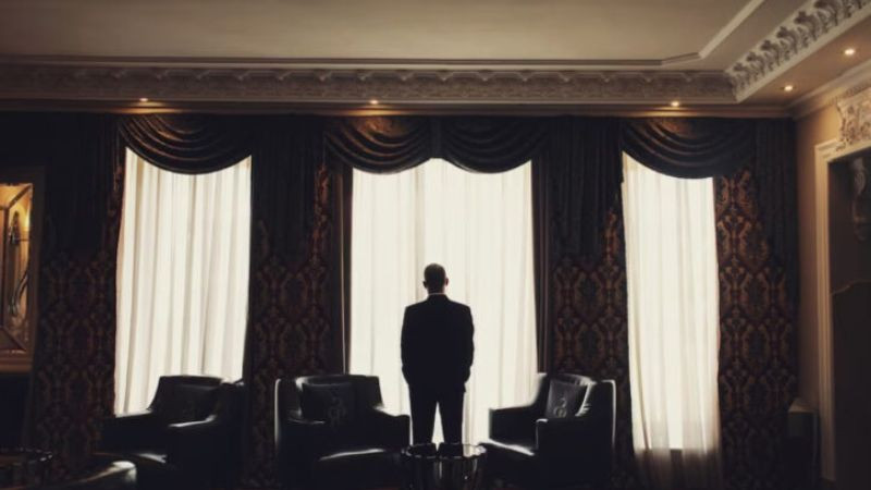 Một bóng người nhỏ bé đứng giữa không gian rộng lớn, nhìn về phía xa, thể hiện sự cô đơn lạc lõng