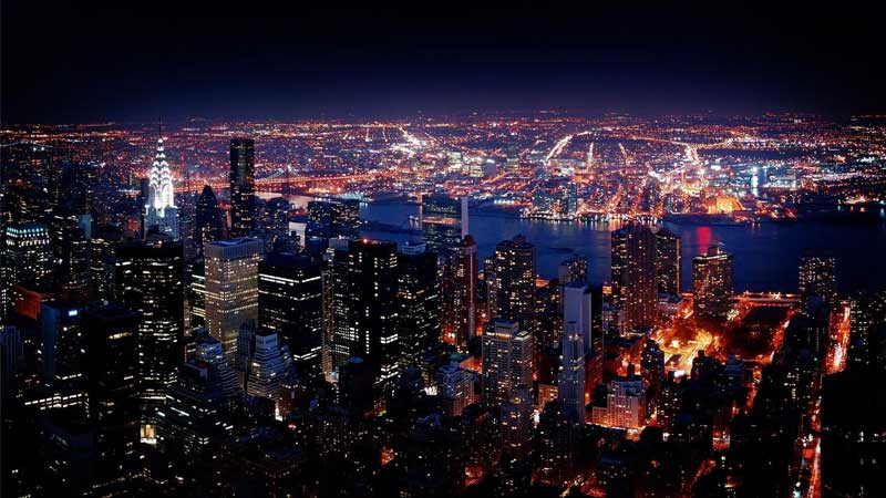 Một bức ảnh chất lượng cao về cảnh đêm thành phố, tập trung vào chi tiết ánh sáng và phản chiếu