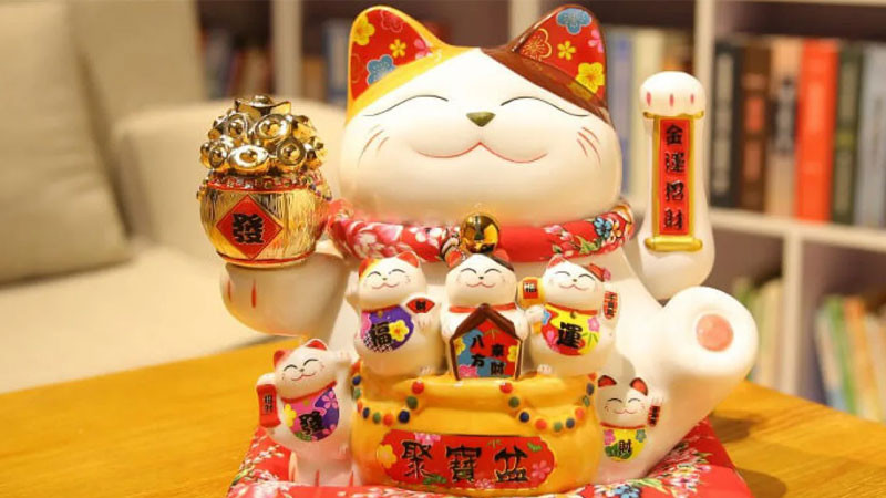 Một bức ảnh mèo thần tài dễ thương với nụ cười tươi, mang lại cảm giác vui vẻ