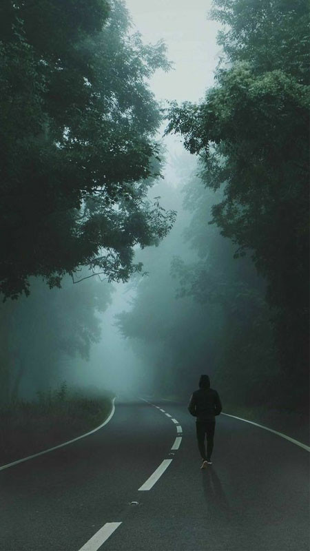 Một bức ảnh nghệ thuật thể hiện hình ảnh buồn khóc và nỗi cô đơn qua tông màu và ánh sáng