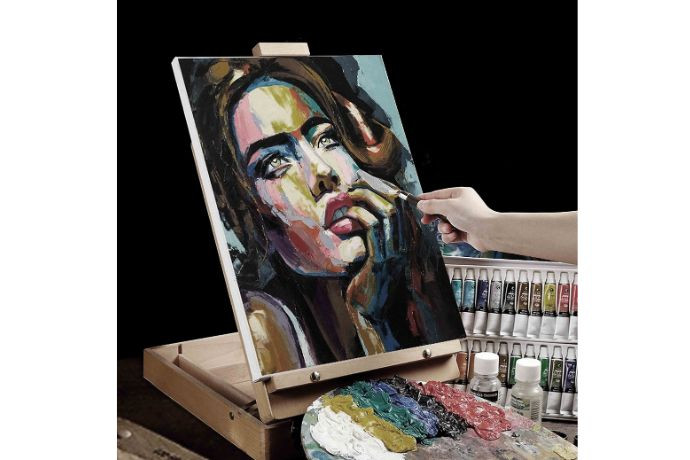 Một bức tranh chân dung sơn dầu đang được thực hiện, tập trung vào chi tiết khuôn mặt.