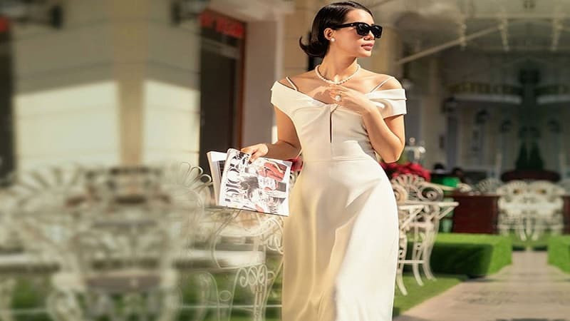 Một cá nhân nổi bật được chú ý trong đám đông, thể hiện khái niệm &quot;chiếm Spotlight&quot;