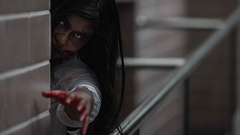 Một cảnh tượng kinh dị với yếu tố máu me rõ rệt.