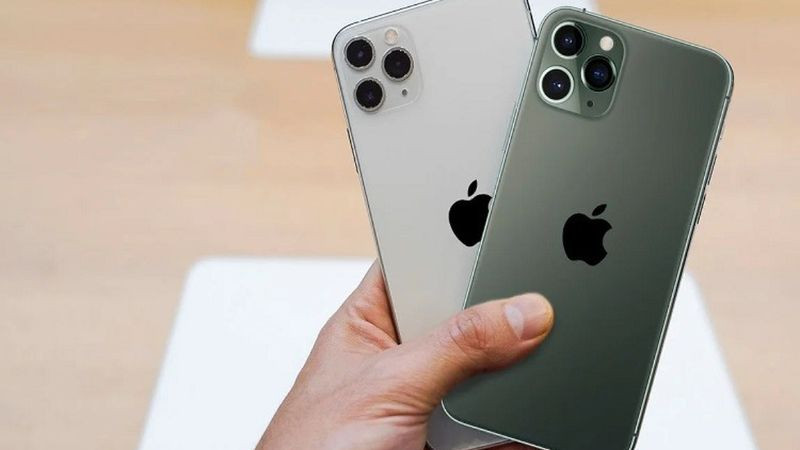 Một chiếc iPhone đang được kiểm tra hoặc sửa chữa, minh họa cho quy trình xử lý Apple Replaced Device