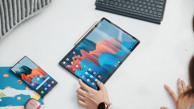 Một chiếc máy tính bảng hiển thị giao diện trình phát nhạc hỗ trợ Hi-Res Audio